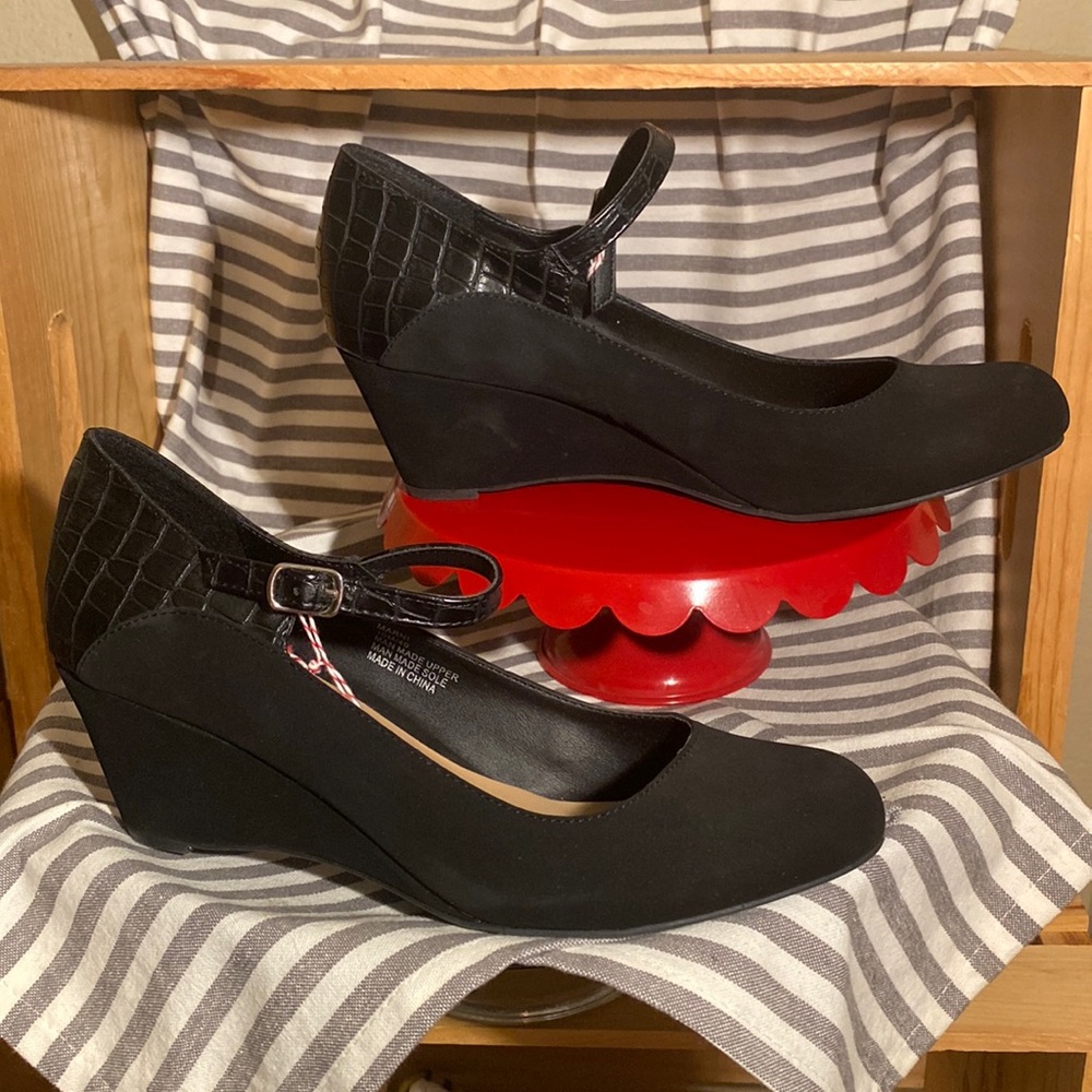 #28 Me Too Wedges - Black w/Snake Print